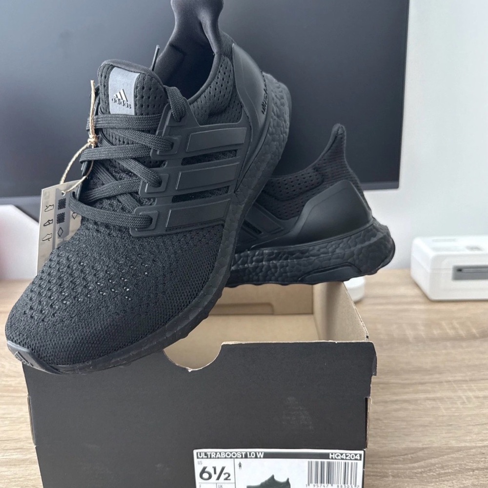 NEW WOMENS ADIDAS ULTRABOOST 1.0 ATHLETIC RUNNING SHOES HQ4204 SIZE US 6.5